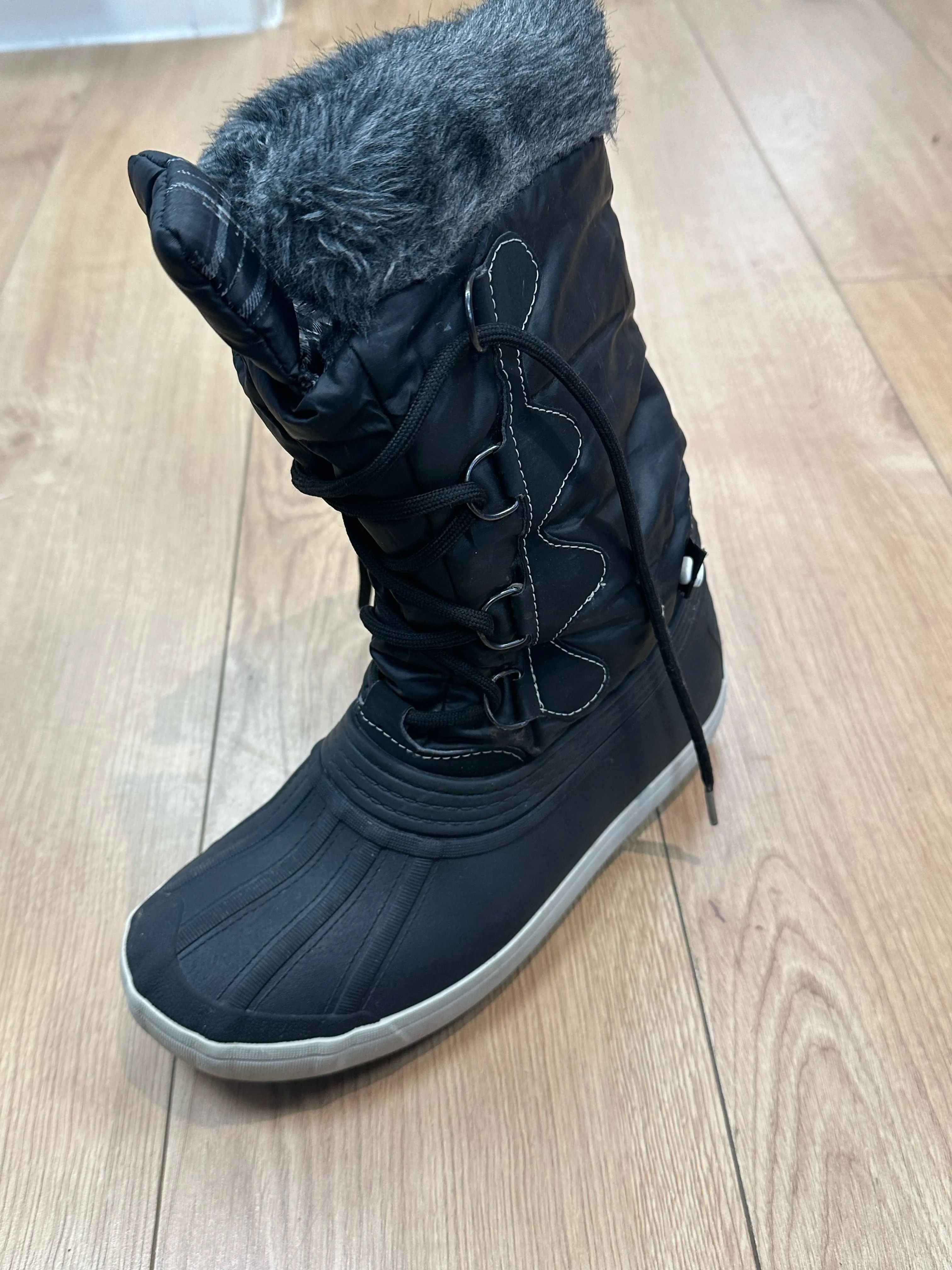 Pre-loved Adult Amelia Boots Size 38/39 (100) Grade B