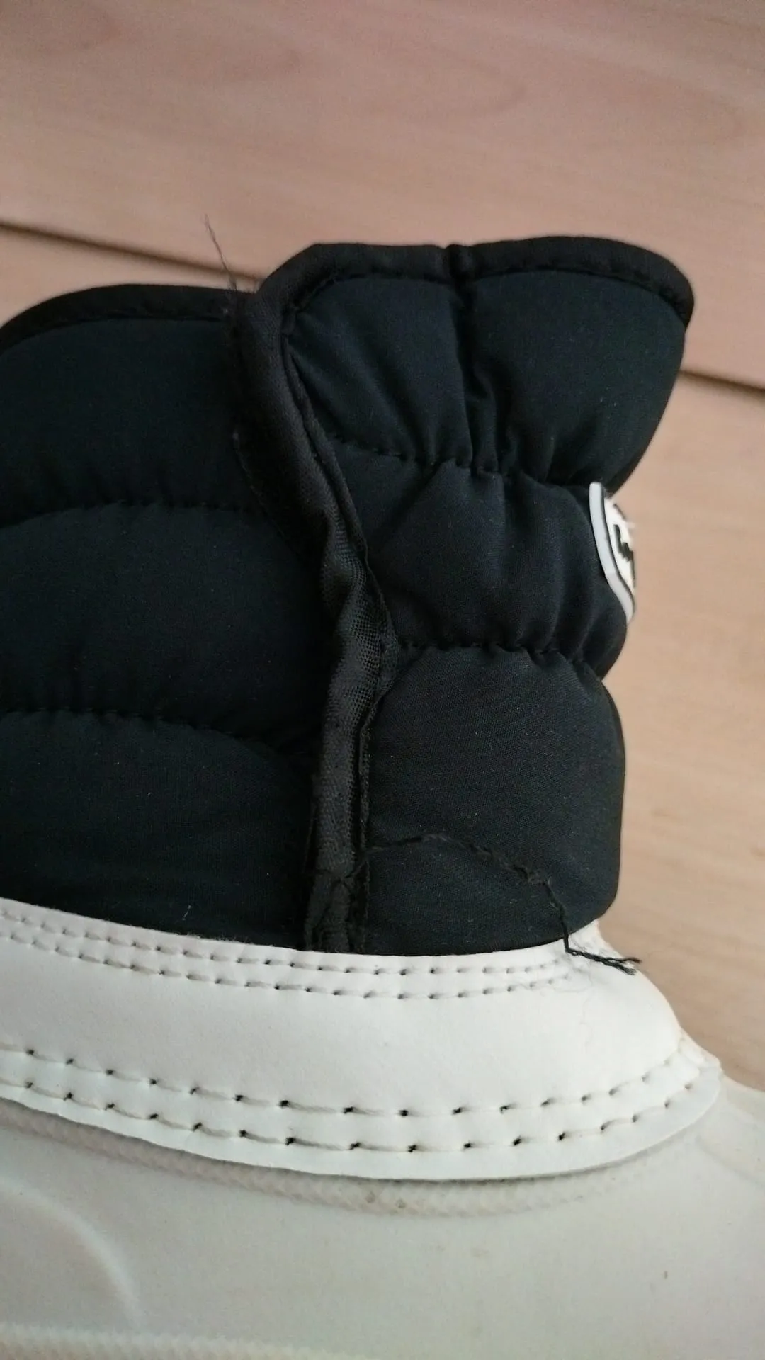 Pre Loved Roarsome (Dinoski) Kids Snow Boots Size EU26 (363)