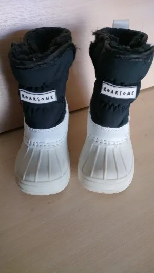 Pre Loved Roarsome (Dinoski) Kids Snow Boots Size EU26 (363)